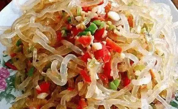 真假海蜇皮 餐桌上的“塑料”骗局与健康迷思