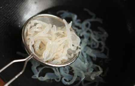 凉拌海蜇丝 焯水与否的秘诀与爽脆不缩水的技巧